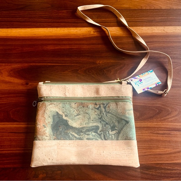 Beautiful CORK vegan crossbody bag NWT - Picture 1 of 8